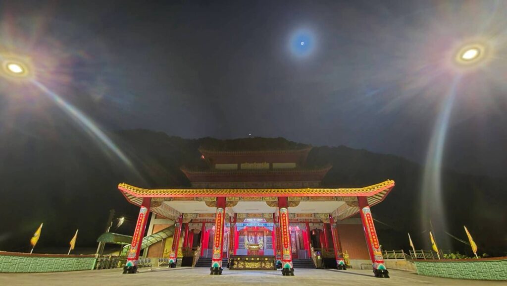 拱南宮夜間殿宇與月暈
