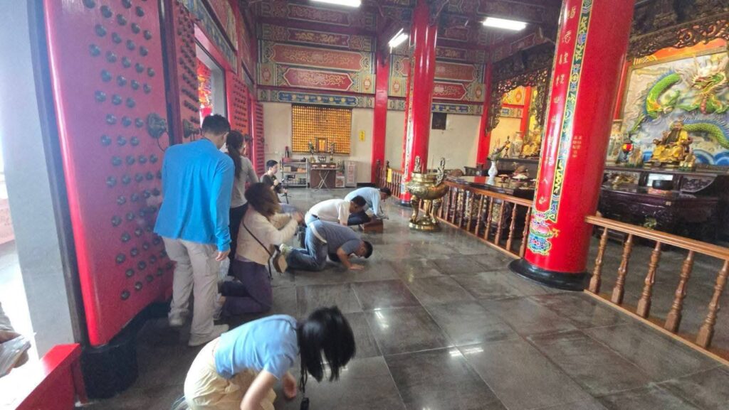 學員於拱南宮祖師殿內禮拜呂祖