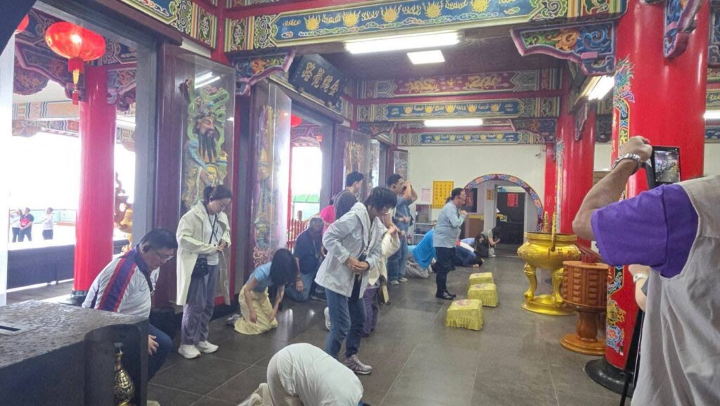 呂祖丹道密訓學員在拱南宮殿內叩拜