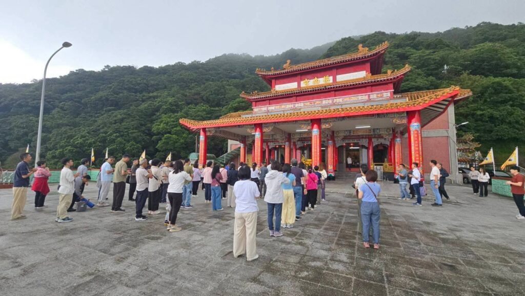 學員於拱南宮廣場恭敬朝禮