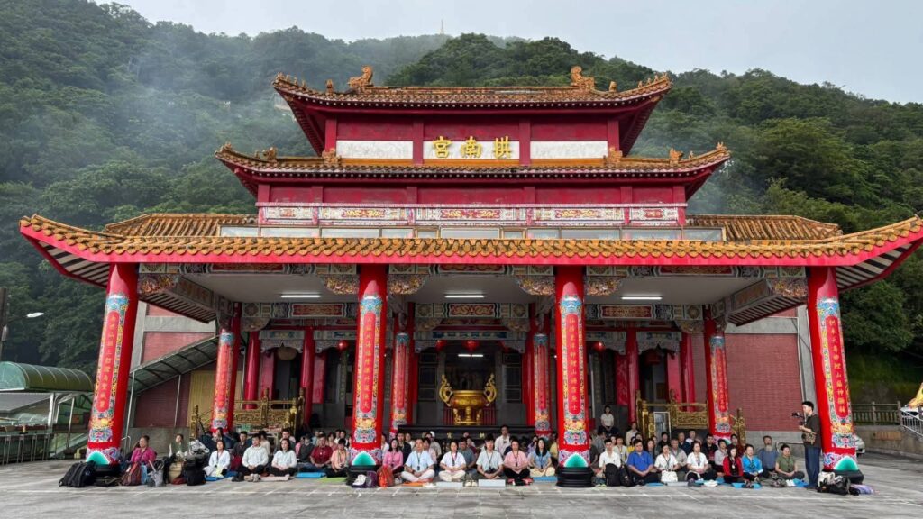 純陽基金會呂祖丹道密訓學員於拱南宮前靜坐