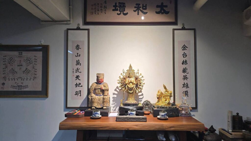 武學書館神龕與「春山萬氏天地明、金台結義英雄漢」對聯