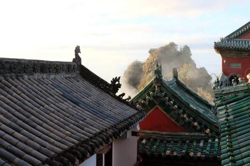 武當山宮觀屋脊與雲霧中的山峰