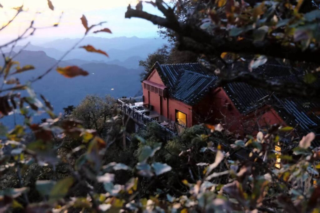 暮色中的武當山道觀與遠山